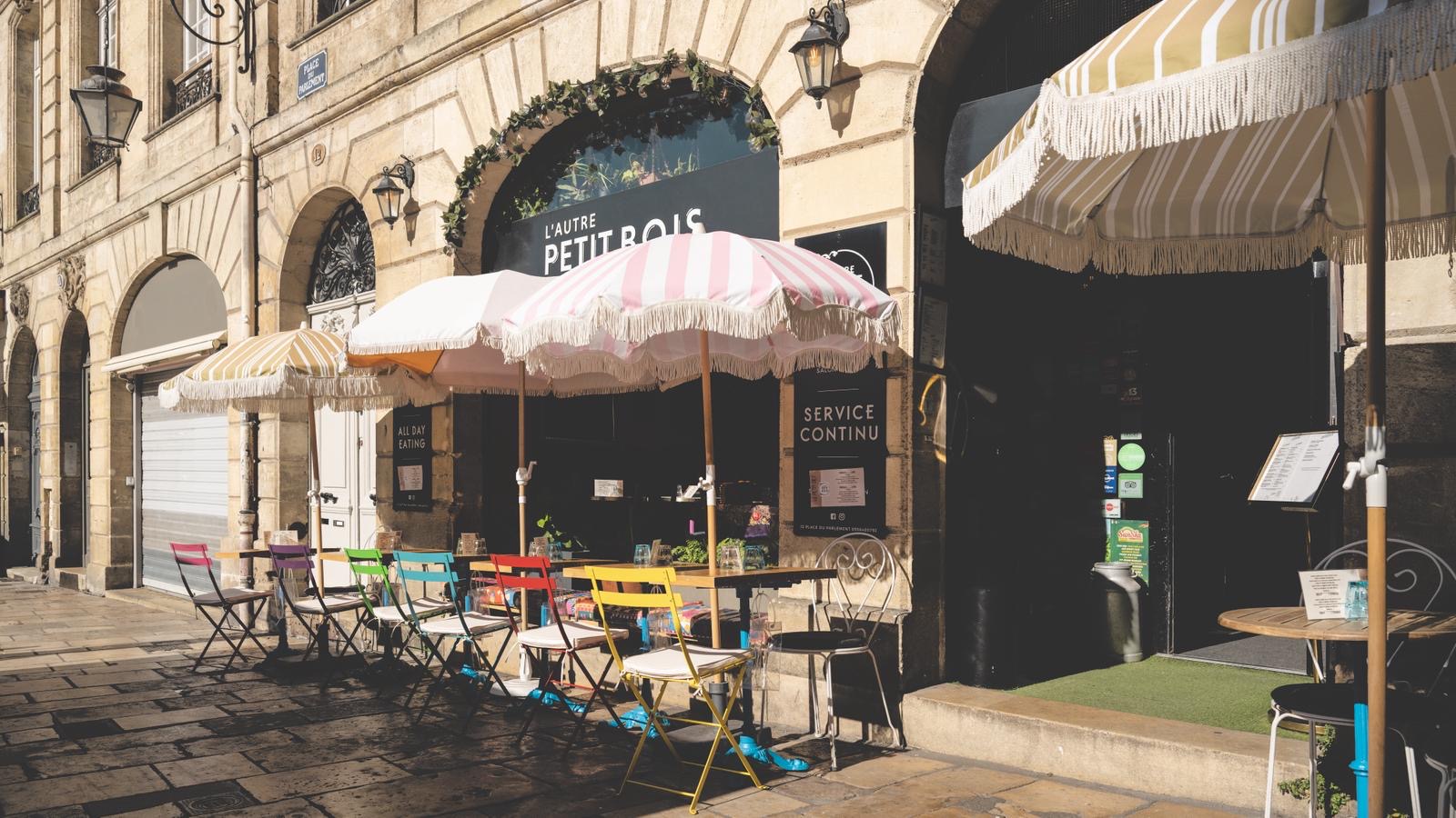 La terrasse colorée de L’Autre Petit Bois place du Parlement