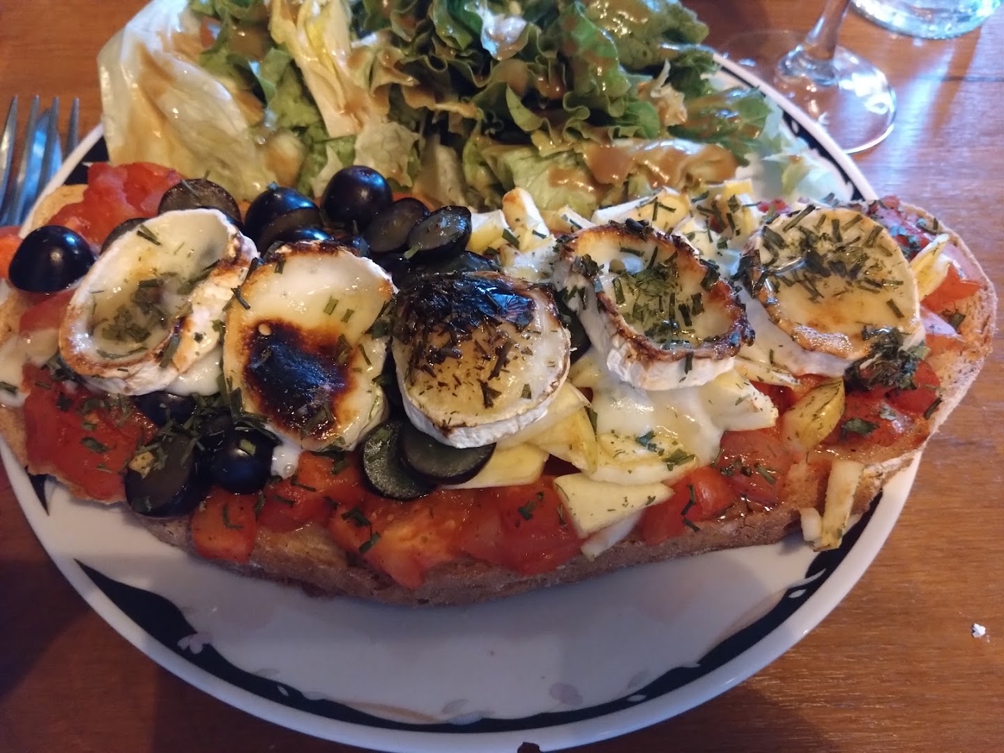 Une grande tartine au chèvre, aux tomates et aux olives