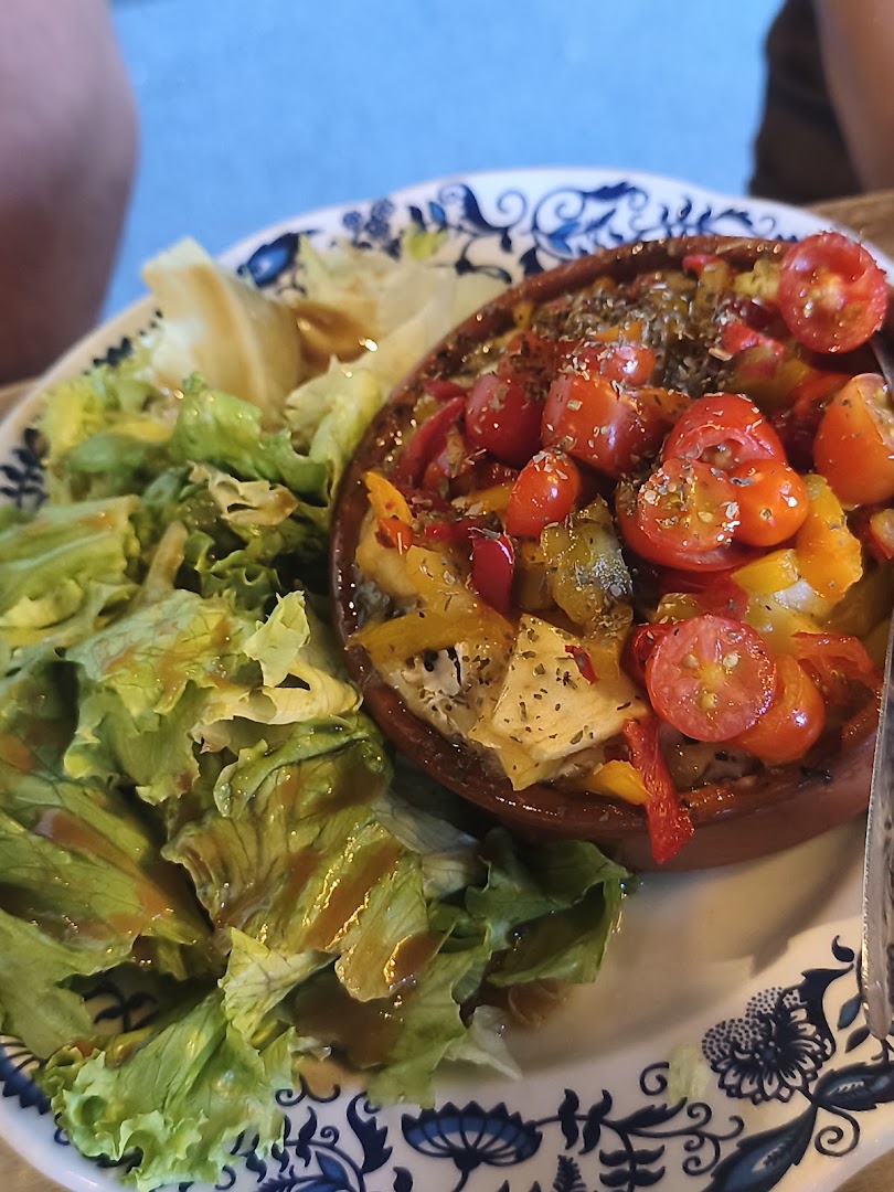 Une cassolette de légumes rôtis accompagnée de salade
