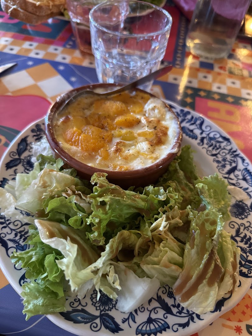 Une cassolette gratinée servie avec une salade