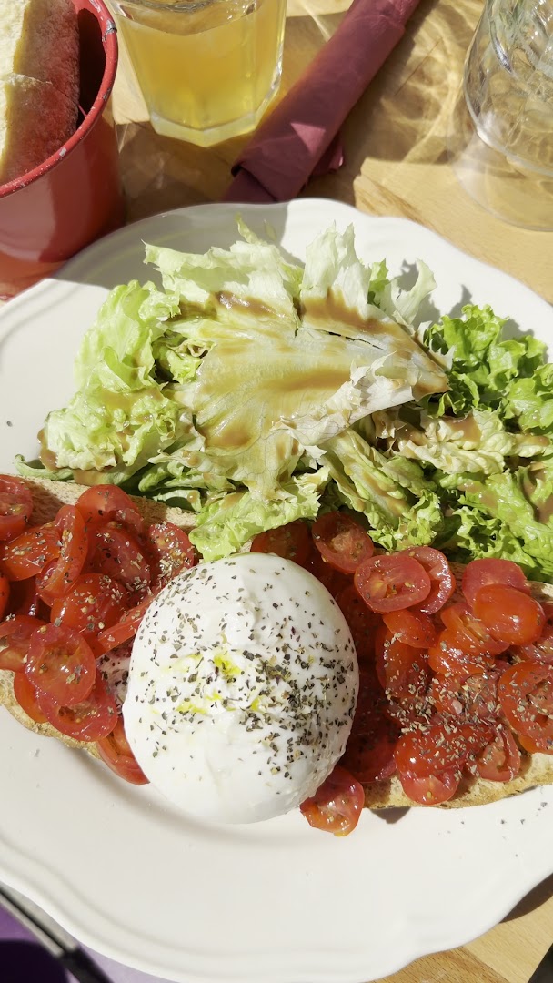 Une tartine aux tomates et à la burrata en plein soleil